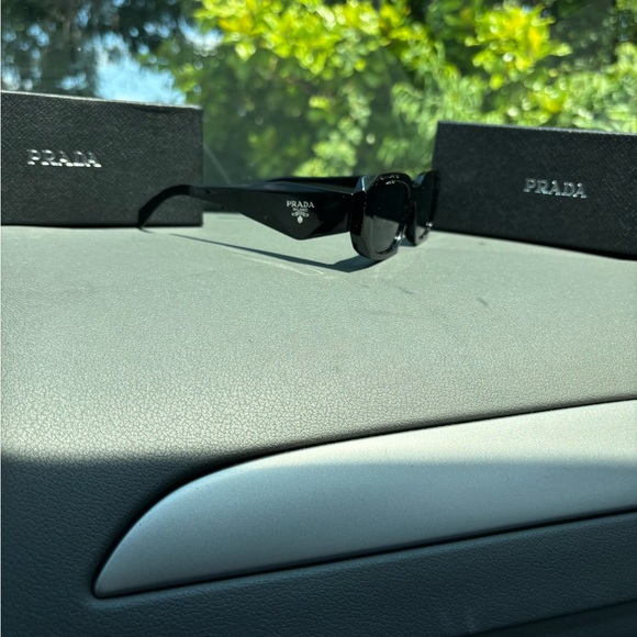 I’m selling these Prada glasses let me know if anyone is interested - Picture 3 of 4